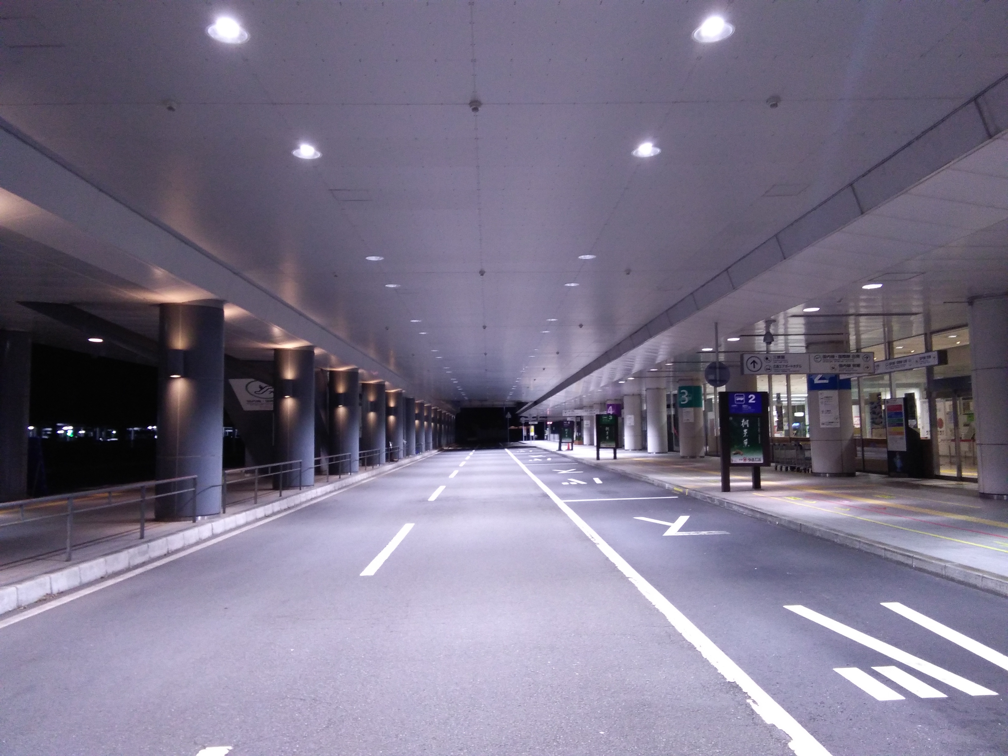 商業施設のLED照明更新工事の様子2